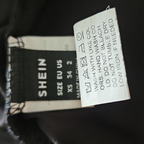 SHEIN Black Asymmetrical Cut Out Crop Top - Picture 2 of 3